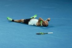 Carlos Alcaraz no lo puede creer: ganó por primera vez el Australian Open derrotando al imbatible Djokovic. Carlos Alcaraz no lo puede creer: ganó por primera vez el Australian Open derrotando al imbatible Djokovic.