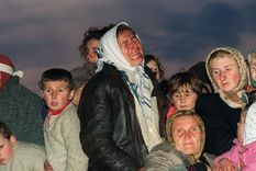 Mujeres bosnias lloran desoladas a su llegada al campo de refugiados de Tuzla tras ser evacuadas de Srebrenica en 1995.