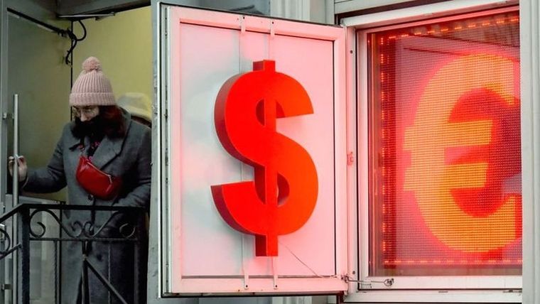 El euro se hundió hasta su nivel más bajo frente al dolar desde 2002 Foto: GETTY IMAGES