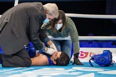 Rashed Al-Swaisat es atendido luego de ser noqueado. Foto: @AIBA_Boxing