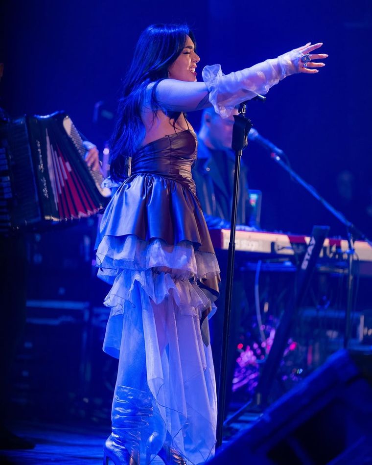 La artista cumple 15 años en la música. La artista cumple 15 años en la música.