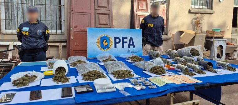 Parte de la droga incautada a los detenidos por el caso de narcomenudeo.&nbsp;