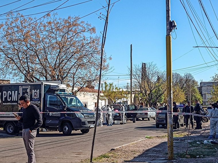 El operativo policial en el lugar donde una joven fue asesinada por su cuñado Foto: Emilce Vargas Ferrara/MDZ
