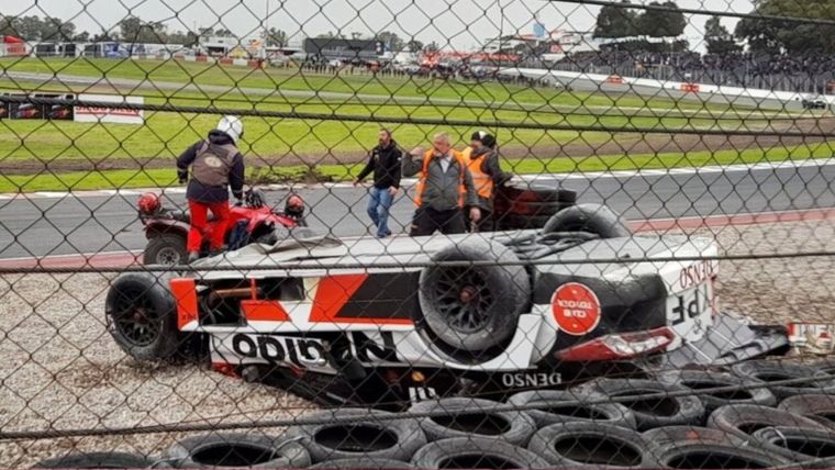 El Camry volcado de Rossi. Foto: Campeones