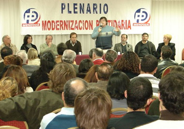 “Nuestro desafío humilde es tratar de ofrecerles a los mendocinos una instancia de autocrítica, destacó De Marchi. Foto: Prensa PD