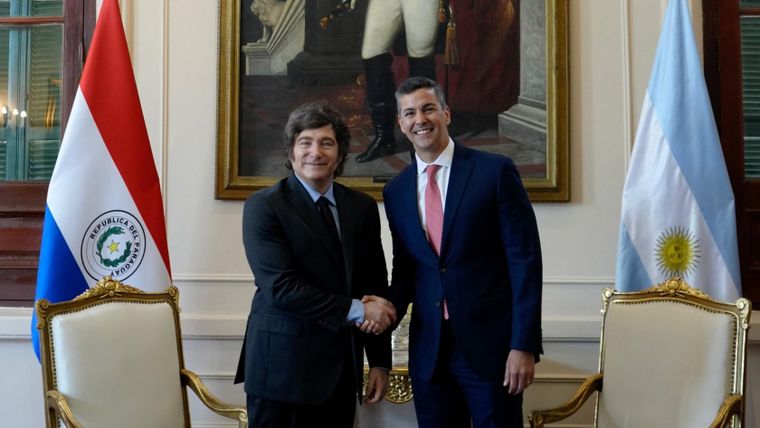 Los presidentes Javier Milei junto a Santiago Peña