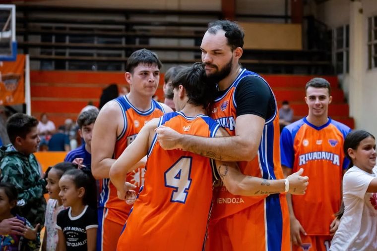 Rivadavia cerró la fase regular con una victoria y ya piensa en los playoffs. Foto: Abril Capeloni/Rivadavia Básquet