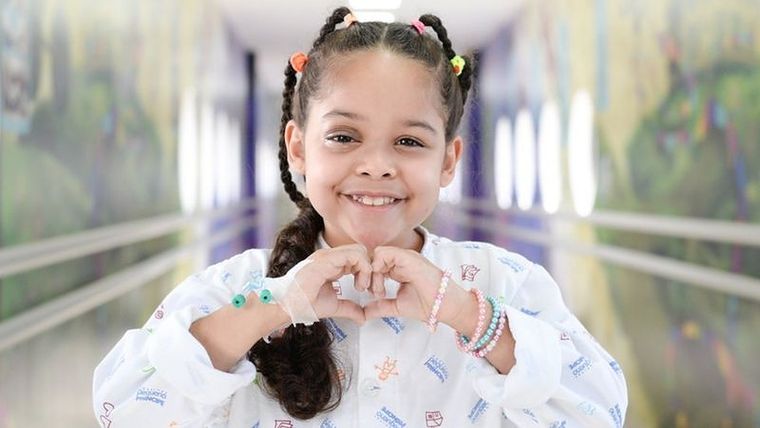 Yasmin Garcia, de 7 años, se sometió a una cirugía mínimamente invasiva que resolvió un problema grave que tenía detrás de su ojo derecho. Foto: HOSPITAL PEQUENO PRÍNCIPE