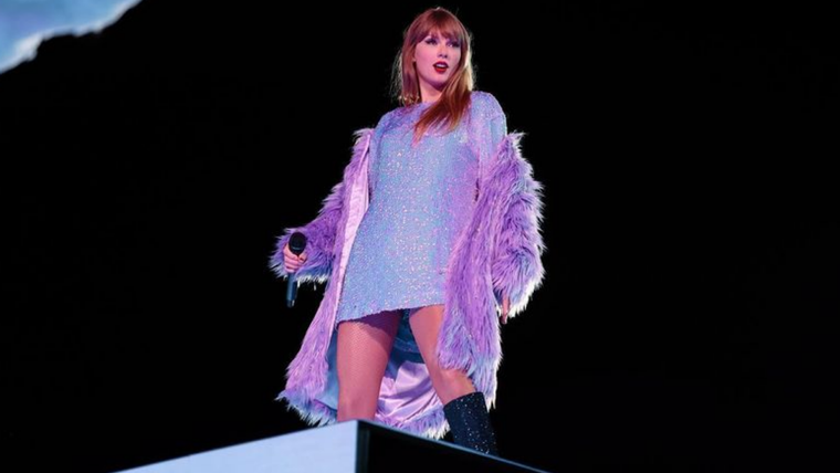 “The Eras Tour” se está destacando no solo por la voz y la música única e inigualable de Taylor Swift, sino también por sus looks elegantes y vanguardistas. Foto: Instagram @taylorswift