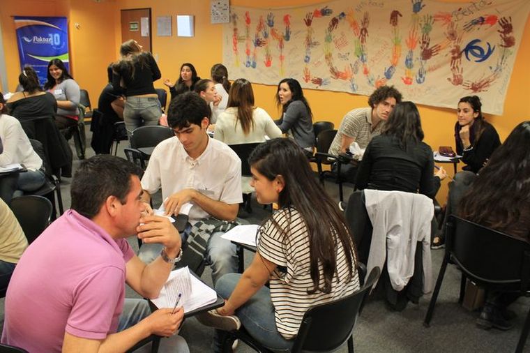 50 becas para ayudar a los jóvenes en su camino hacia el primer empleo en la industria de la tecnología. 50 becas para ayudar a los jóvenes en su camino hacia el primer empleo en la industria de la tecnología.