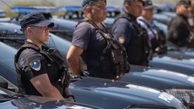 La Policía de Mendoza asegura que no han recibido ninguna respuesta oficial ante el reclamo de aumento salarial, mejoras laborales y cambios en Sanidad Policial. La Policía de Mendoza asegura que no han recibido ninguna respuesta oficial ante el reclamo de aumento salarial, mejoras laborales y cambios en Sanidad Policial.