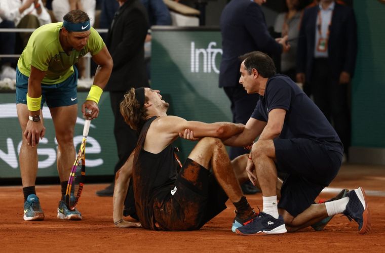 Zverev se lesionó gravemente y tuvo que abandonar la semifinal de Roland Garros.