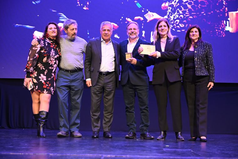 Autores por los caminos del vino, una iniciativa que acerca la literatura a las bodegas, se llevó un oro.