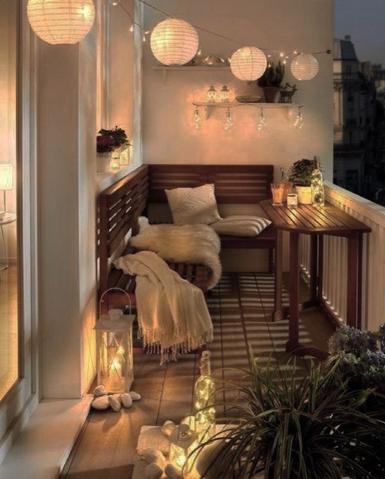 Las luces navideñas se destacan por los pequeños detalles en las casas, no es necesario un gran despliegue. Aquí una decoración perfecta con cajones y luces.
