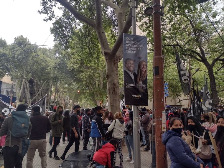 Losintegrantes del Polo Obrero realizan una manifestación por las calles del centro mendocino