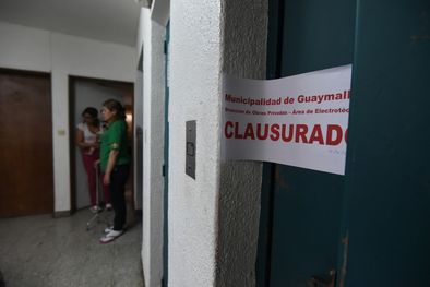 MDZol | Vecinos y vecinas, exigen que al menos, habiliten un ascensor para las personas que lo necesitan.  Foto: Maximiliano Ríos/MDZ