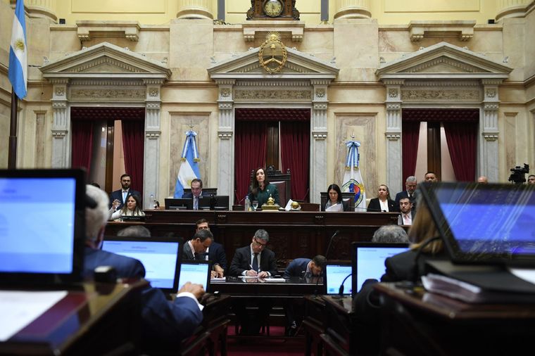 De no prorrogarse el aumento, alcanzaría el sueldo abril. Foto: Prensa Senado