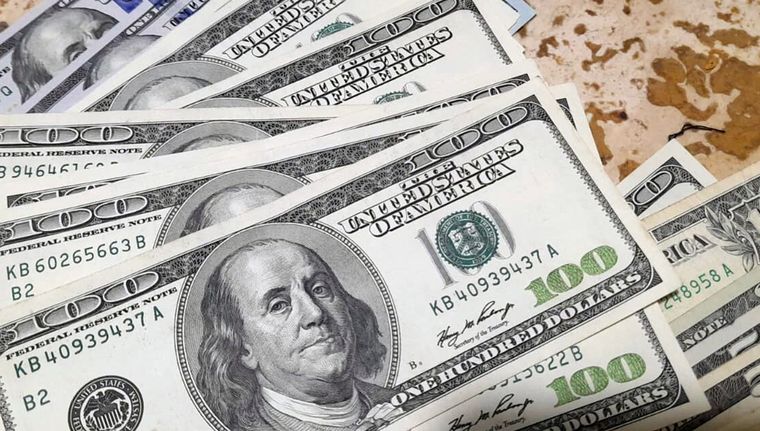 La baja del dólar blue cambió la ecuación de pago para los turistas que piensan viajar al exterior Foto: ALF PONCE MERCADO / MDZ