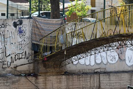 Sin mantenimiento ni responsables claros, el puente del zanjón Frías pasó de ser un atajo clave a un refugio precario. Sin mantenimiento ni responsables claros, el puente del zanjón Frías pasó de ser un atajo clave a un refugio precario.