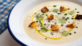 El secreto de los chefs andaluces para la mejor sopa fría ajoblanco, cómo prepararla paso a paso