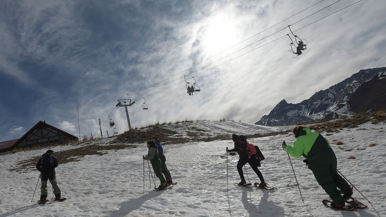 La excursión con raquetas de nieve es una de las nuevas propuestas de Las Leñas. La excursión con raquetas de nieve es una de las nuevas propuestas de Las Leñas.