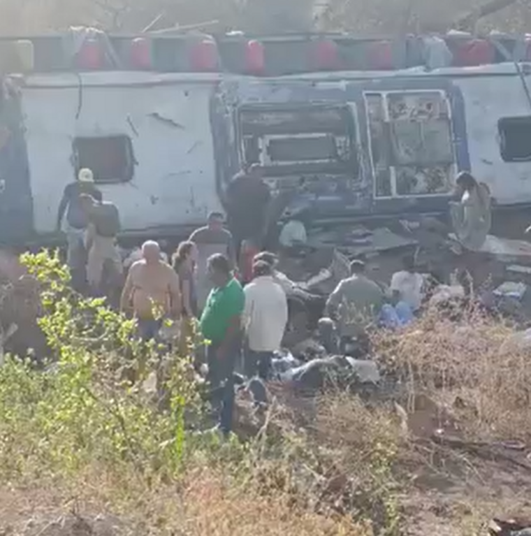 El colectivo llevaba 60 personas.