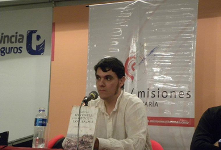 El historiador Pablo Camogli, exponiendo en la Feria del Libro.