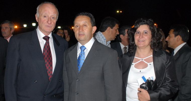 Adolfo Trípodi, presidente de la FEM junto al gobernador Celso Jaque y su esposa. Foto: Gerardo Gómez / MDZ