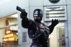 como era la fuerte escena de robocop que fue eliminada por su violencia