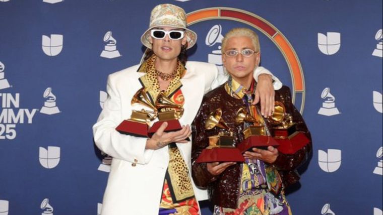 El instante de celebración que se hizo viral, sellando su triunfo con un gesto audaz. Foto: X @ca7rielypaco