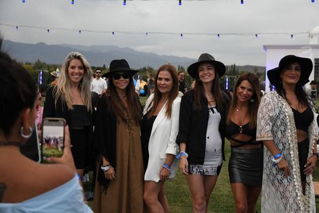 Las chicas lucieron looks únicos y originales a la altura de este gran evento Foto: Rodrigo DAngelo / MDZ
