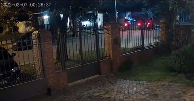 El joven fue apuntado con un arma y, entre diez, le sustrajeron la moto