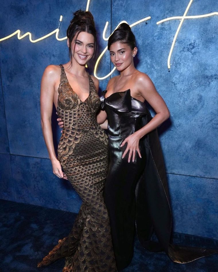 Kendall y Kylie Jenner apoyaron estas dos tendencias 2023 con sus vestidos post-Oscar Foto: Instagram