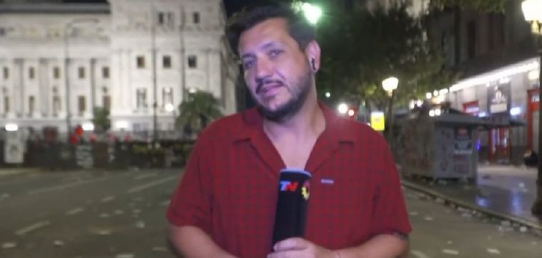 El periodista realizaba un móvil para el canal televisivo Foto: X / TN