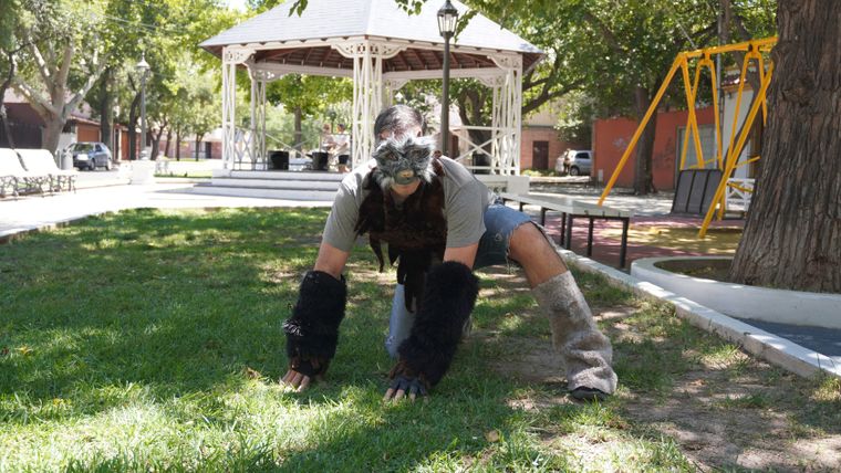 Una extraña expresión personal se encuentra con la barrera de los prejuicios de la sociedad.