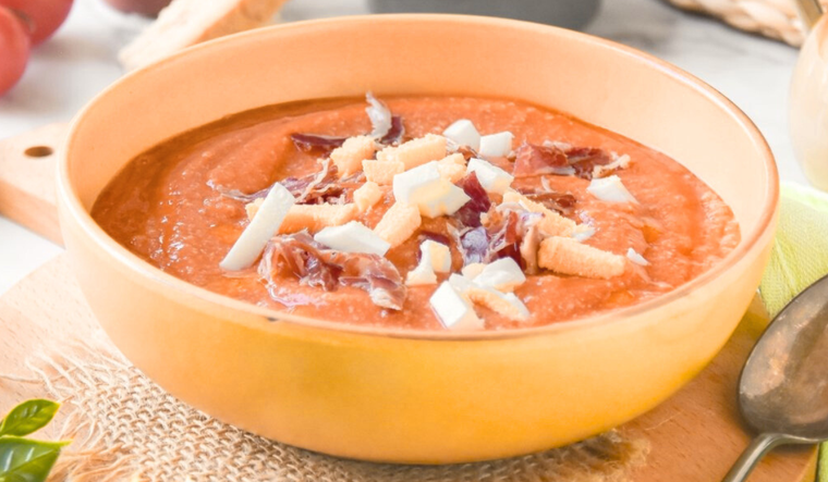 Esta receta nació como una comida humilde para aprovechar pan duro y tomates maduros. Esta receta nació como una comida humilde para aprovechar pan duro y tomates maduros.