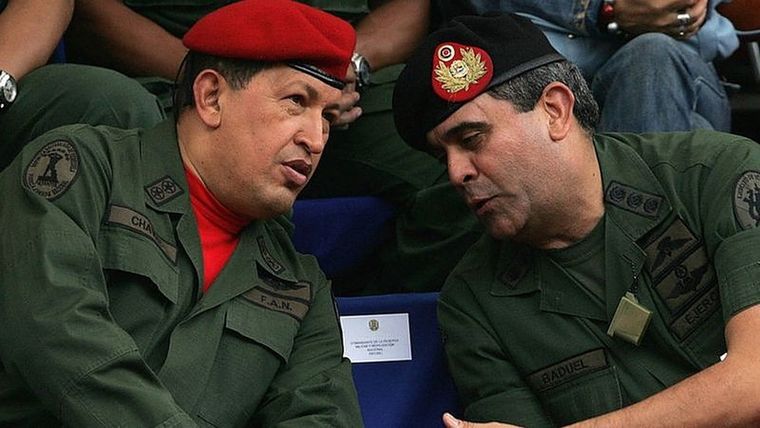 Baduel con Hugo Chávez en 2006. Foto: GETTY IMAGES