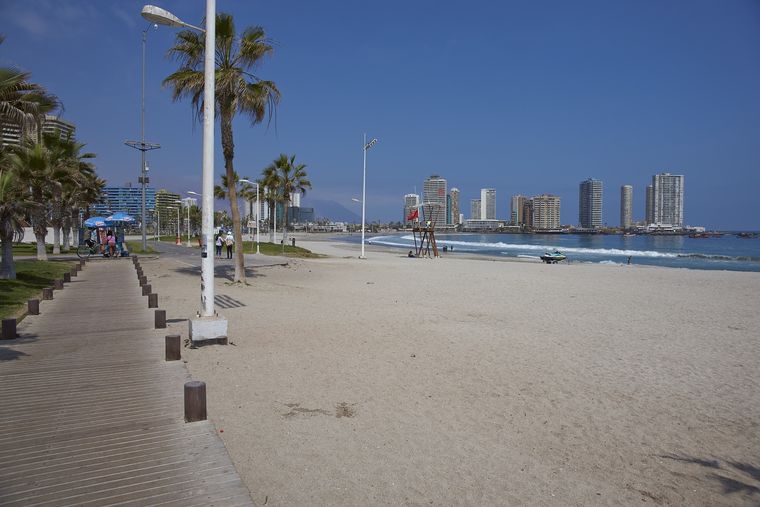 Playa Cavancha, en Iquique, combina mar calmo, arena dorada y un paseo costero ideal para el verano. Playa Cavancha, en Iquique, combina mar calmo, arena dorada y un paseo costero ideal para el verano.