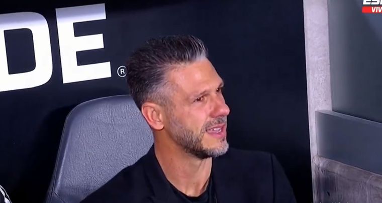 Demichelis, emocionado en el banco de suplentes. Foto: Captura