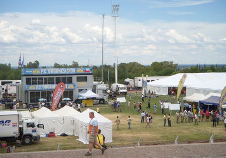 El imponente camión de la organización presidiendo el predio. Foto: Mdz