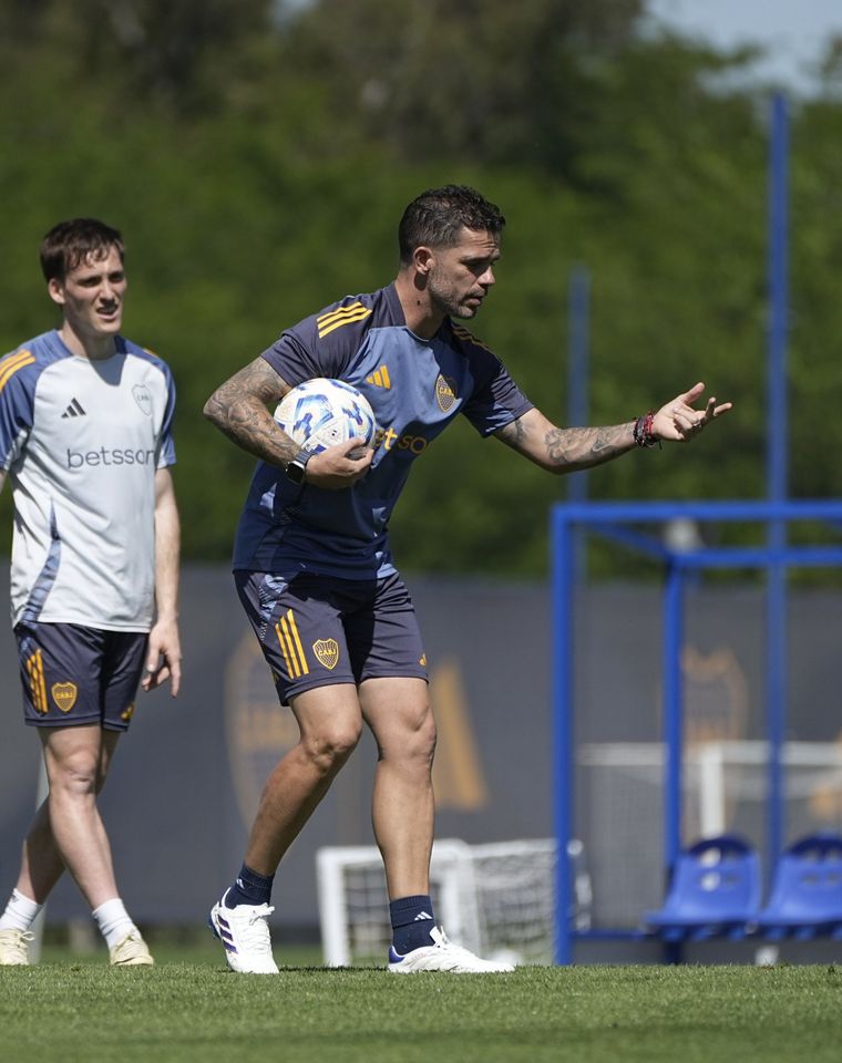 Fernando Gago en la práctica de Boca. Foto: @BocaJrsOficial