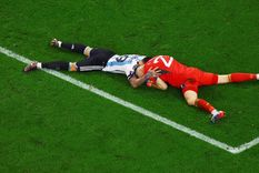 Otamendi y el Dibu, abrazados en el césped. Otamendi y el Dibu, abrazados en el césped.