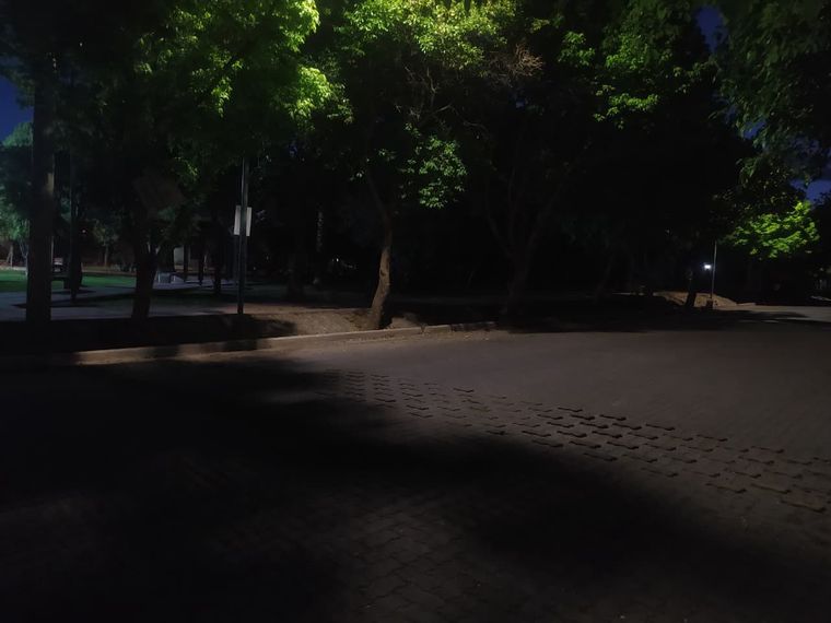 La plaza tiene solo dos reflectores.