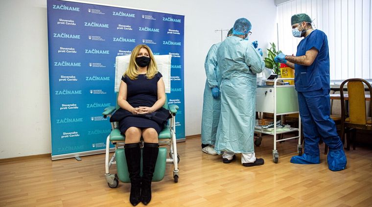 La presidenta de Eslovaquia, Zuzana Caputova, se vacunó para dar el ejemplo. Foto: TheSlovacSpectator.
