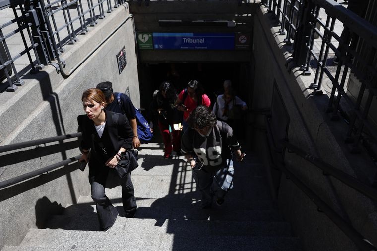 Los usuarios del metro de España debieron evacuar las formaciones por el corte de luz Foto: EFE