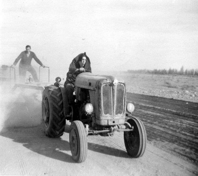 Arnoldo Avena preparando la pista para el primer asfalto del ASA Foto: Carlos Casteller