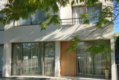 El jardín privado del artista cuenta con la única piscina autorizada en todo el complejo residencial.