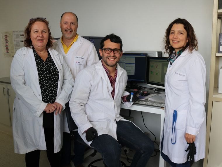El equipo de investigación sobre la respuesta inmunológica con un esquema de combinación de vacunas contra el COVID-19 Foto: Facultad de Ciencias Químicas - UNC