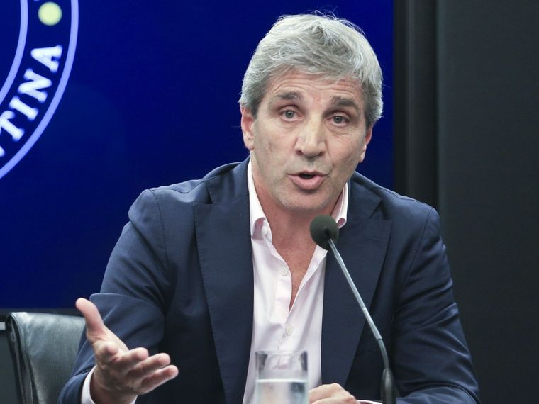 Luis Caputo instó a la Justicia a tomar cartas en el asunto en referencia al reclamo de supermercados por el aumento de tasas municipales. Foto: Noticias Argentinas