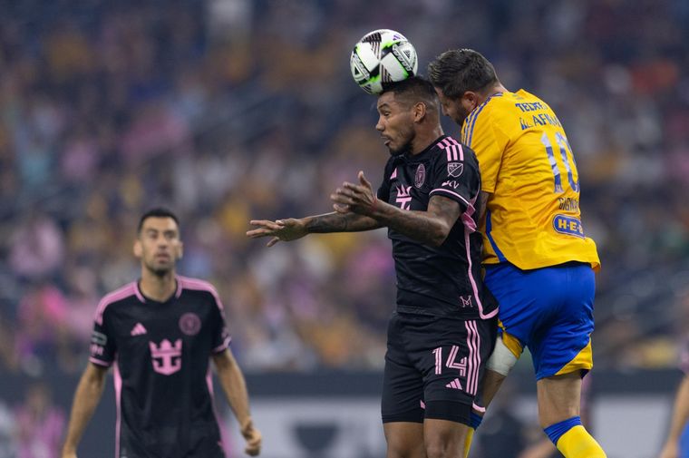 Héctor David Martínez disputa el balón con André-Pierre Gignac. Foto: EFE